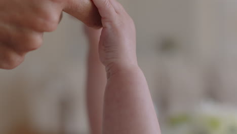 cerca de la madre sosteniendo al bebé con la mano tocando los dedos cuidando al recién nacido cuidando del bebé disfrutando de la conexión de la maternidad con el niño