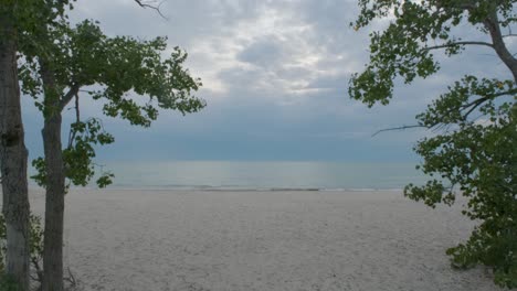 Tiro-Desde-El-Cielo-Nublado-A-La-Hermosa-Playa-Norte-En-El-Lago-Ontario