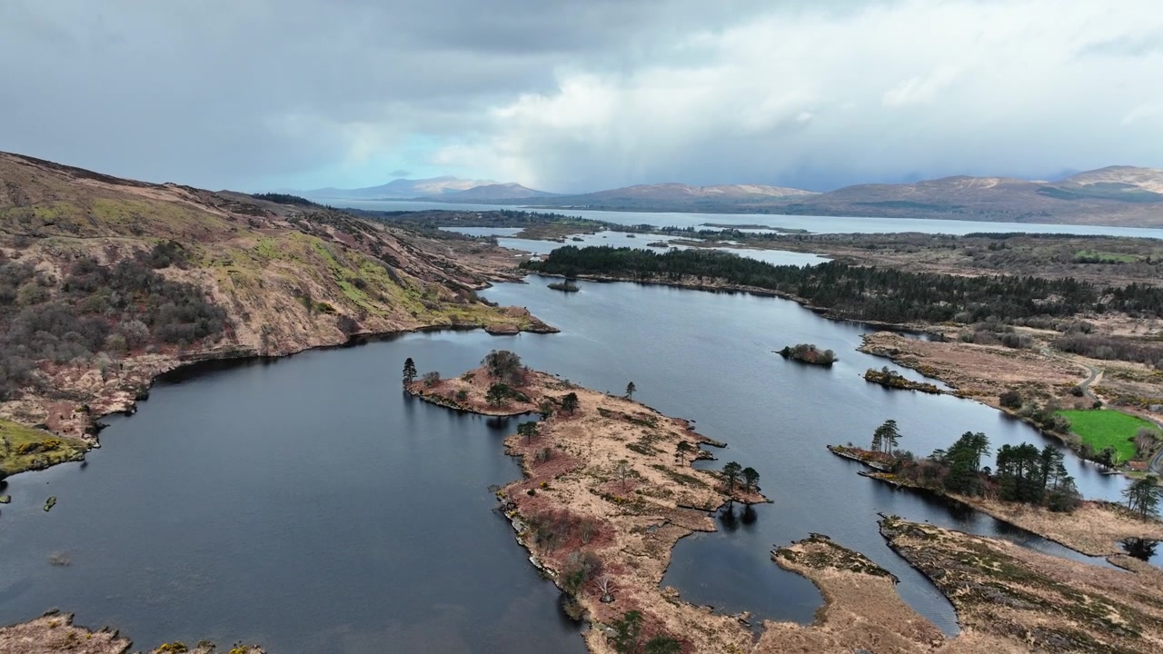 Drone Ireland kuvaa Kerryn järvien luonnon kauneutta kevätaamuna Wild Atlantic Way -reitillä, Irlannin upeita kohteita.