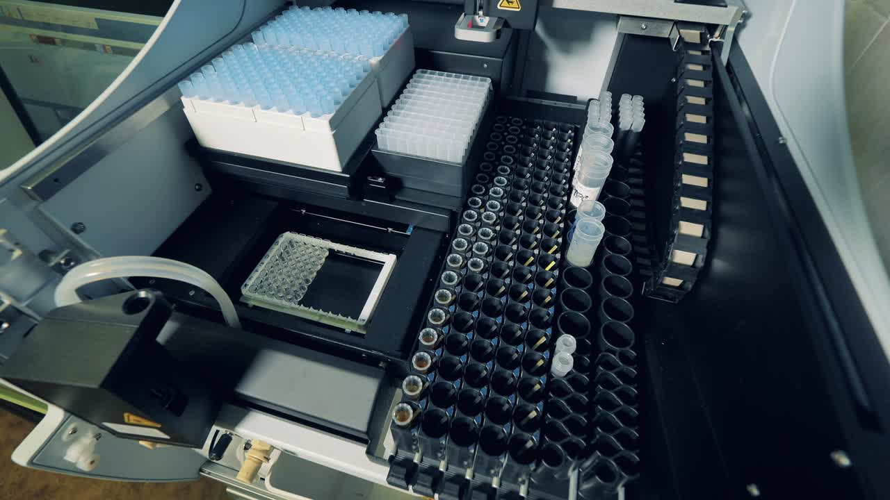 movimiento rápido de una máquina de laboratorio que llena los tubos médicos