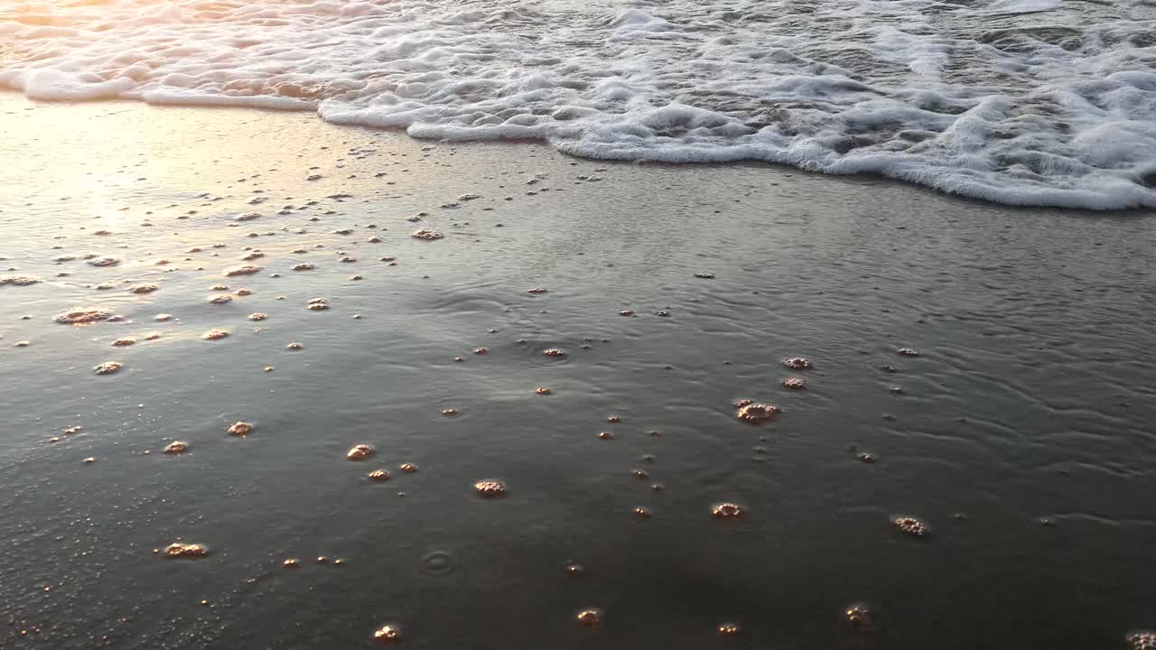 바닷물이 발자국을 삼킨다. 일몰 색상