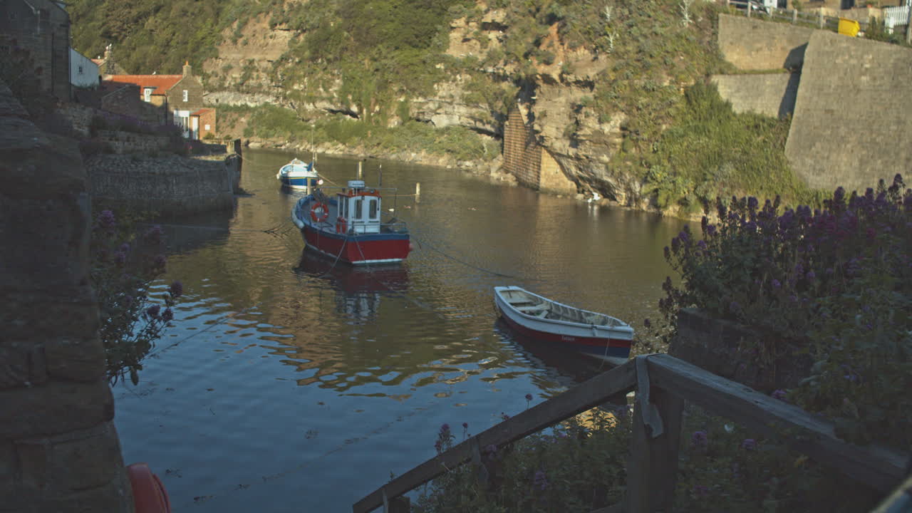 north york moors, staithes clip 12, staithes harbor y cowbar nab, north yorkshire heritage coast, vídeo, 4096x2160 25fps, prores 422