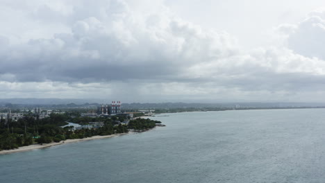 antena descendente lenta sobre la costa a lo largo de la isla de cabra, puerto rico