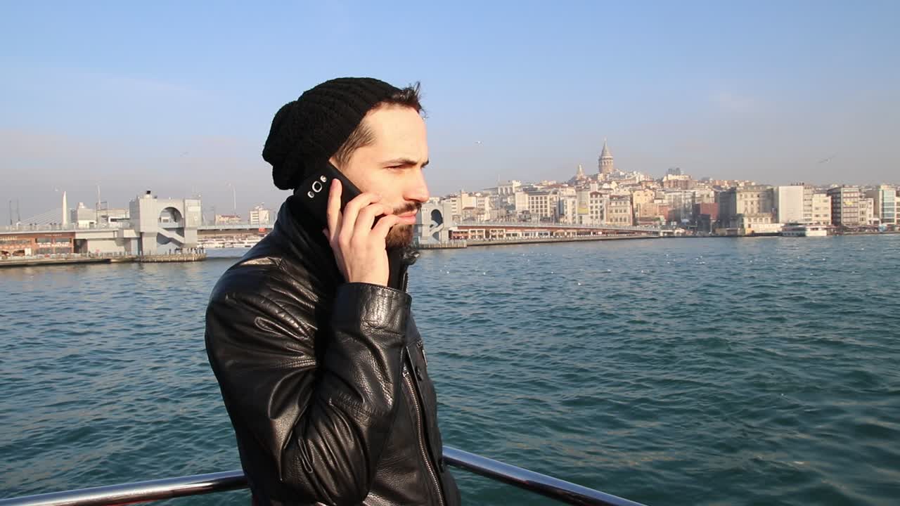 스마트폰으로 대화를 나누는 젊은 남자