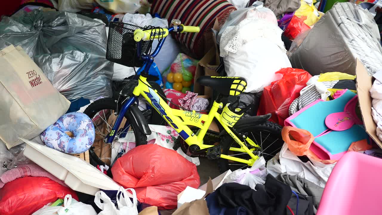 arrojaron los artículos donados en un gran contenedor al aire libre,