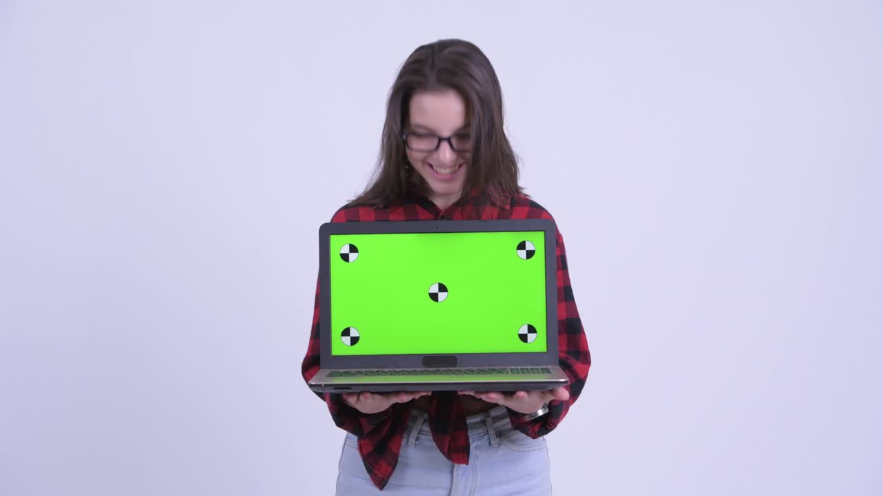 feliz joven hermosa mujer hipster con computadora portátil