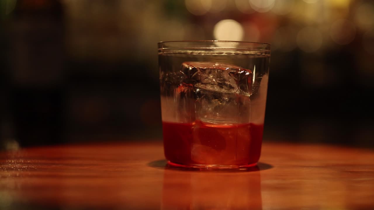 바에 얼음이 있는 위스키 한 잔