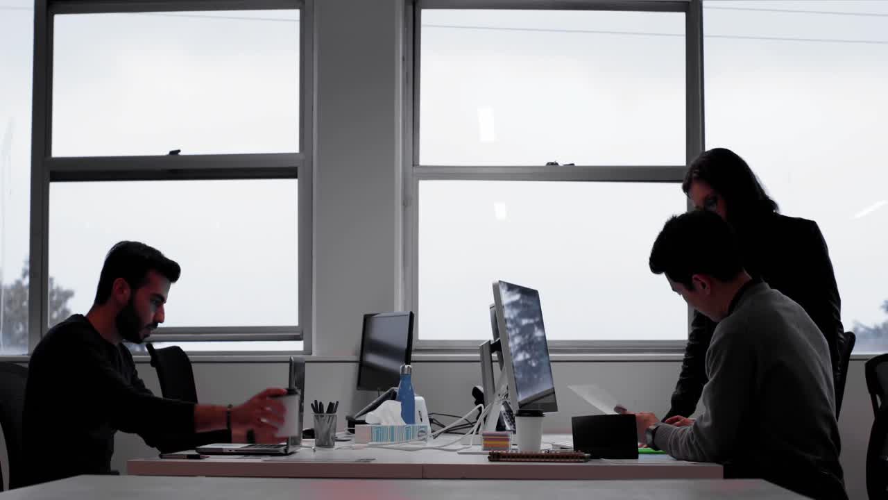 비즈니스 동료들이 사무실 4k에서 문서를 논의하고 있습니다.