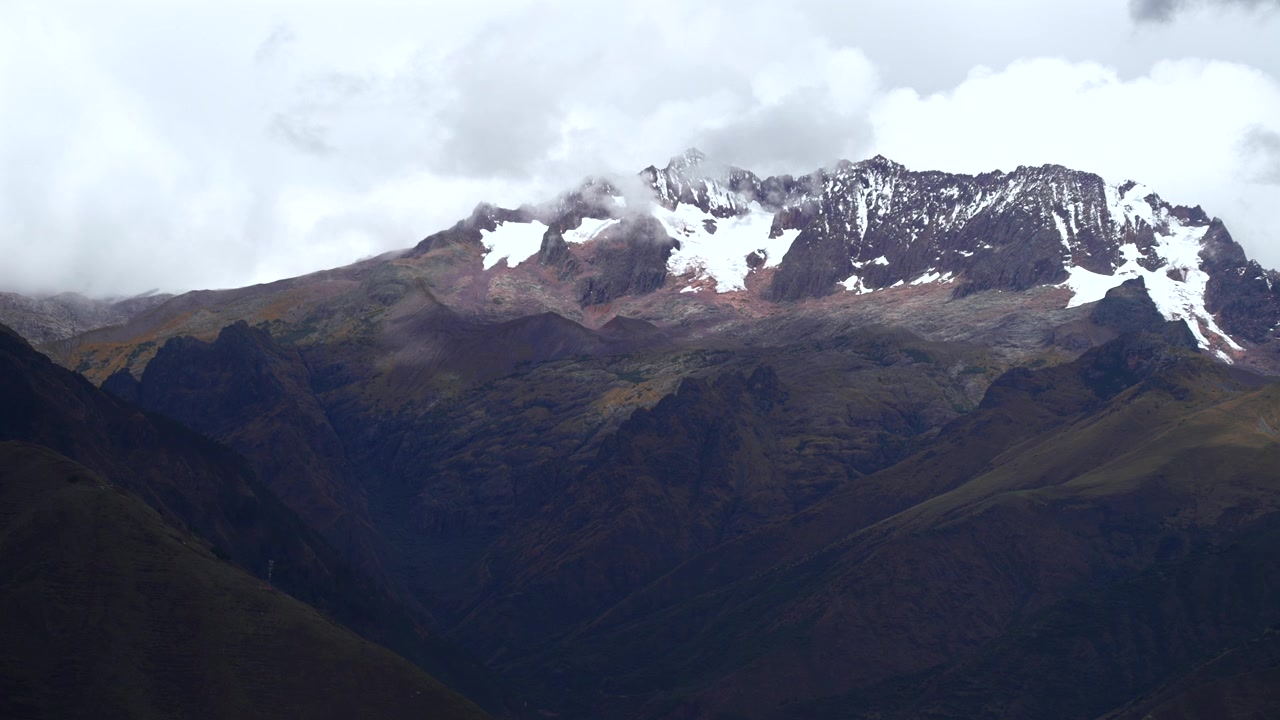 Ghiacciaio Quelccaya Ande peruviane La Valle Sacra Ollantaytambo Valle del fiume Urubamba paesaggio panoramico Perù regione di Cusco stagione delle piogge soleggiato nuvoloso Monte Moray Chicón Ancopacha statico