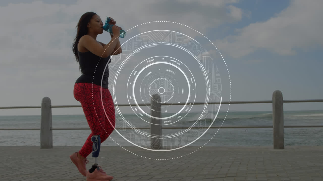 animación de escaneo de alcance sobre mujer con extremidad artificial bebiendo agua en la orilla del mar
