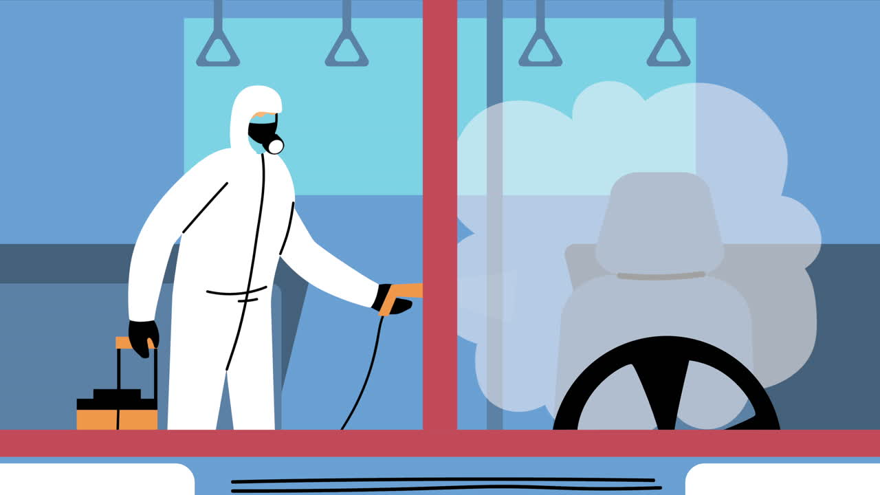 trabajador con traje de bioseguridad y rociador de desinfectante en autobús