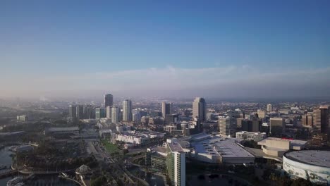 la vista aérea del horizonte desde long beach en los angeles frente a long beach