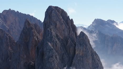 picos de las montañas en los alpes