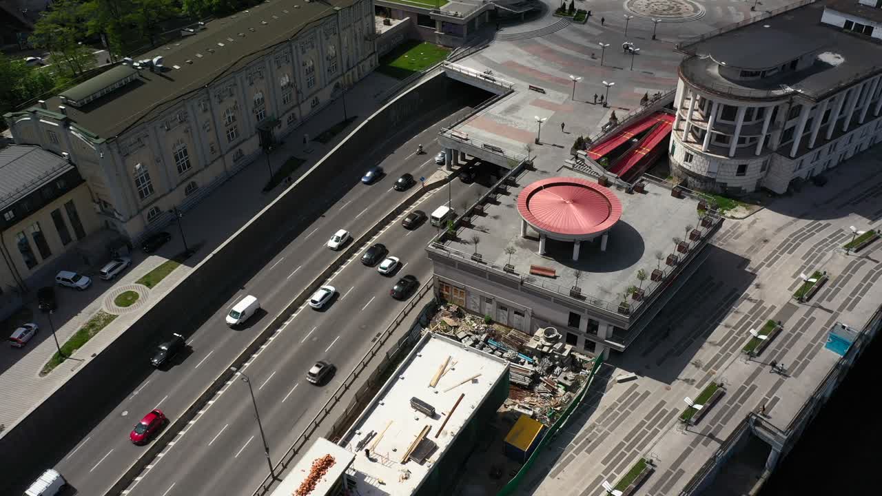 고속도로, 건설, 레스토랑 지붕 을 가진 도시 풍경