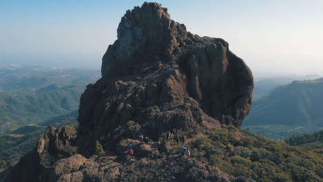 Fantastische-Luftaufnahme-Im-Orbit-Und-Nicht-Weit-Vom-Berühmten-Roque-Saucillo-Entfernt,-Wo-Sich-Eine-Gruppe-Von-Touristen-Aufhält