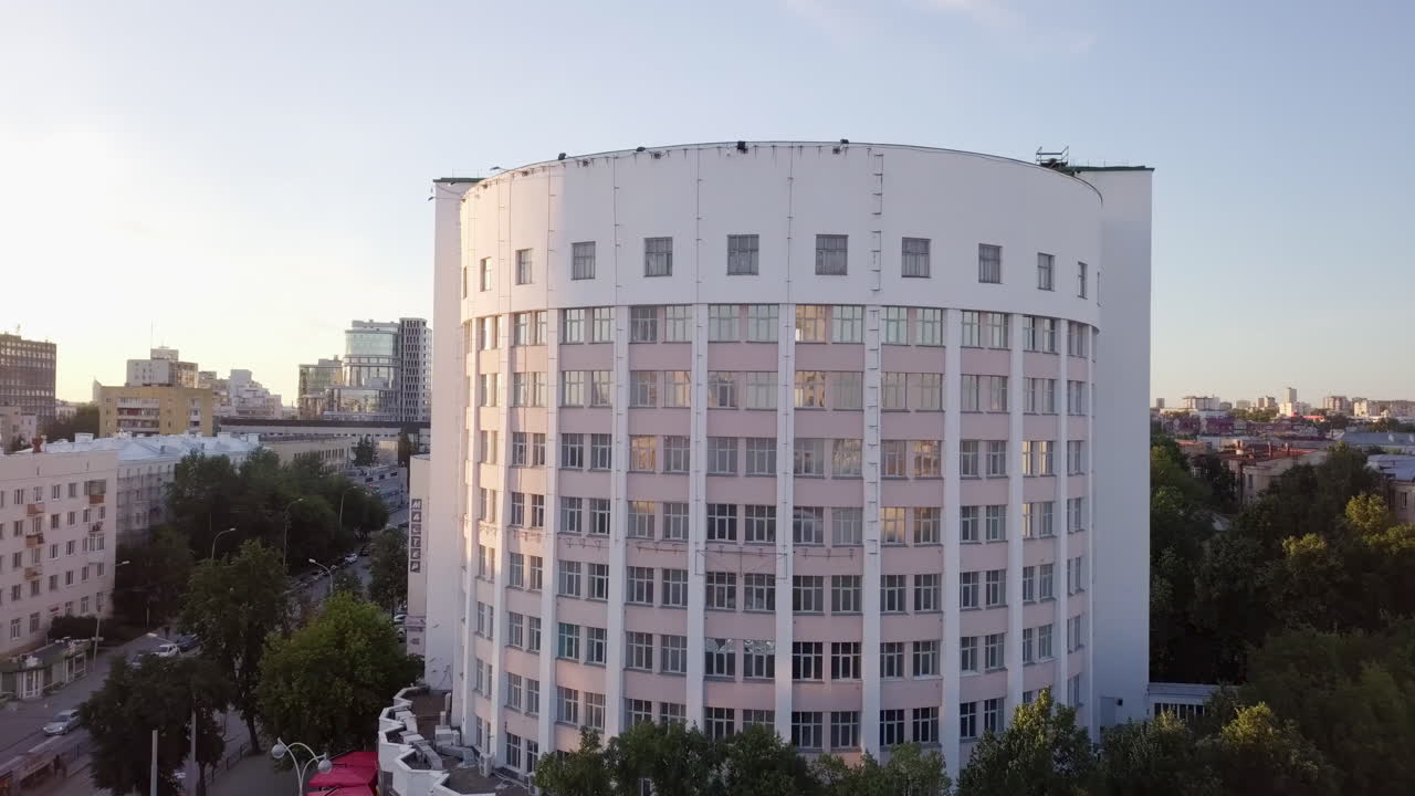 vista aérea de un edificio redondo en una ciudad
