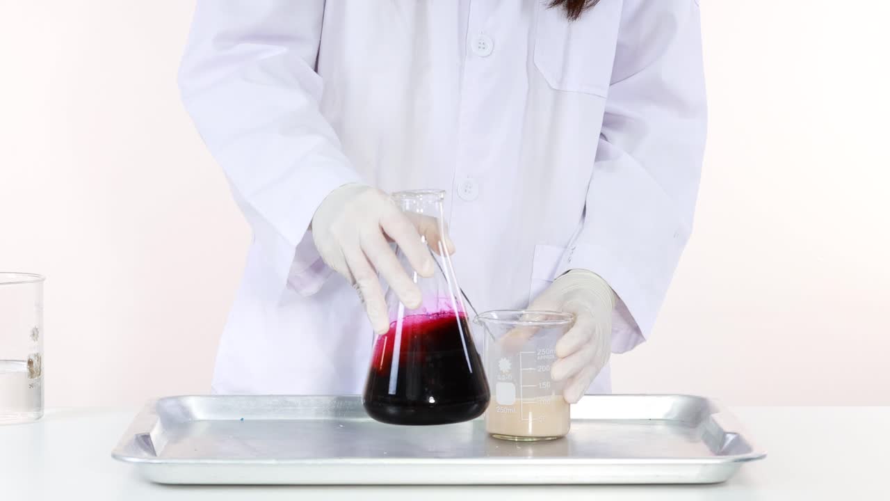 Scienziato che conduce una dimostrazione della reazione del dentifricio per elefanti