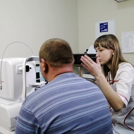 examen ocular en una clínica médica