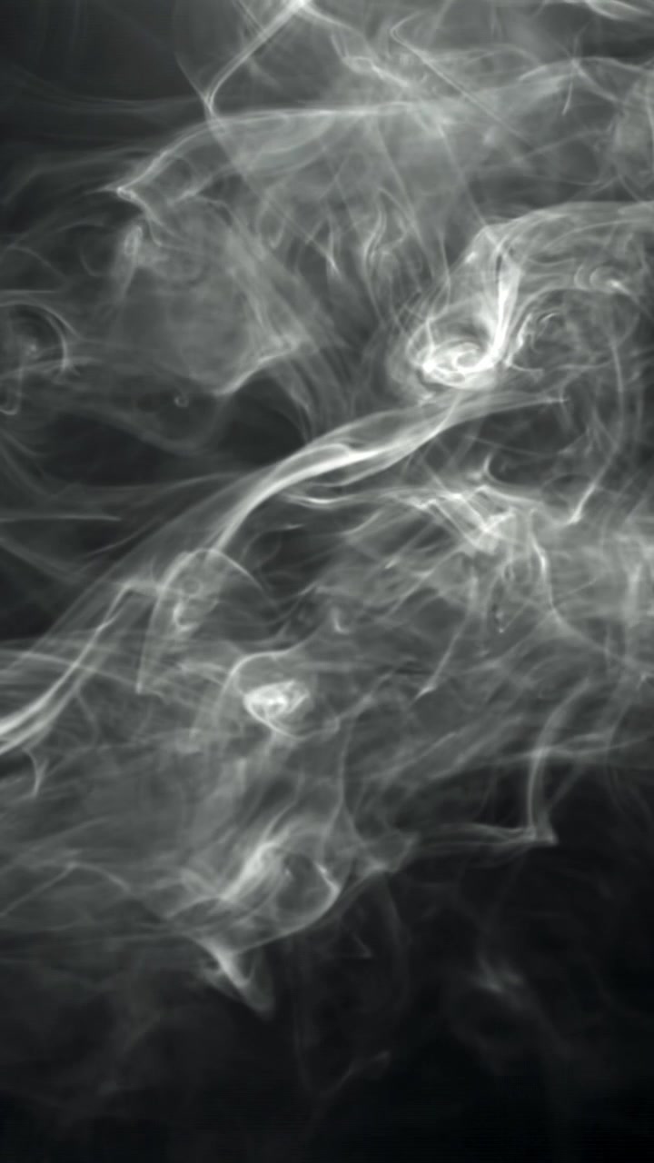 Fumo bianco che scorre e si dissolve su sfondo nero