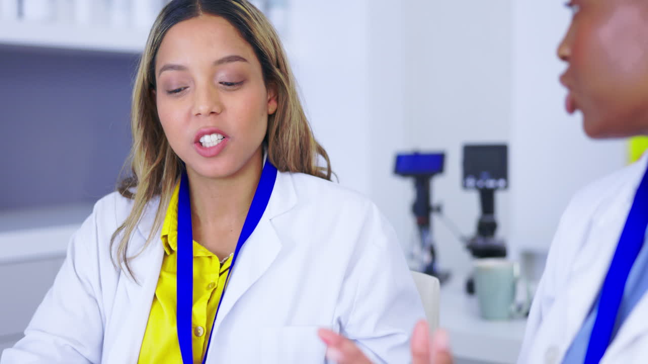 equipo científico, las mujeres hablan de los resultados