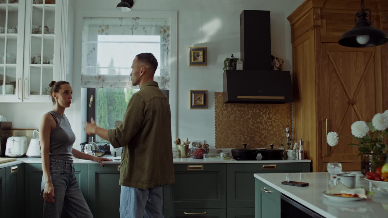 Coppia che litiga in una cucina moderna