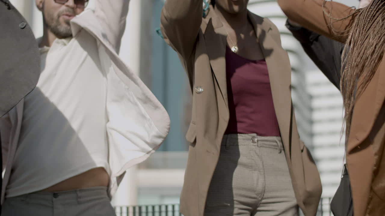 손을 모으는 다양한 비즈니스 파트너의 슬로우 모션