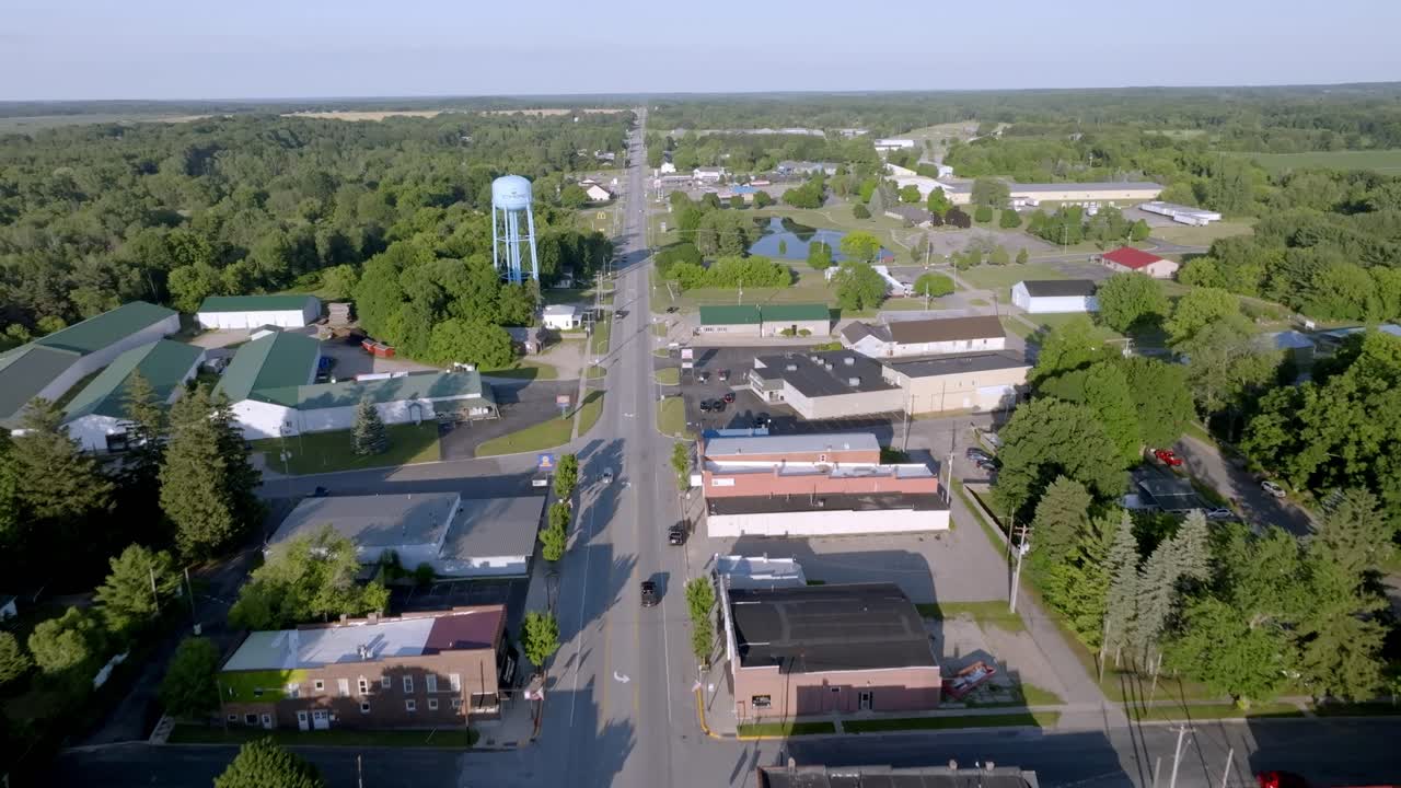 Edmore, Michigan: video del centro cittadino ripreso da un drone in movimento