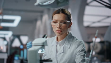 científico feliz sintiendo éxito trabajando en un laboratorio médico de cerca.