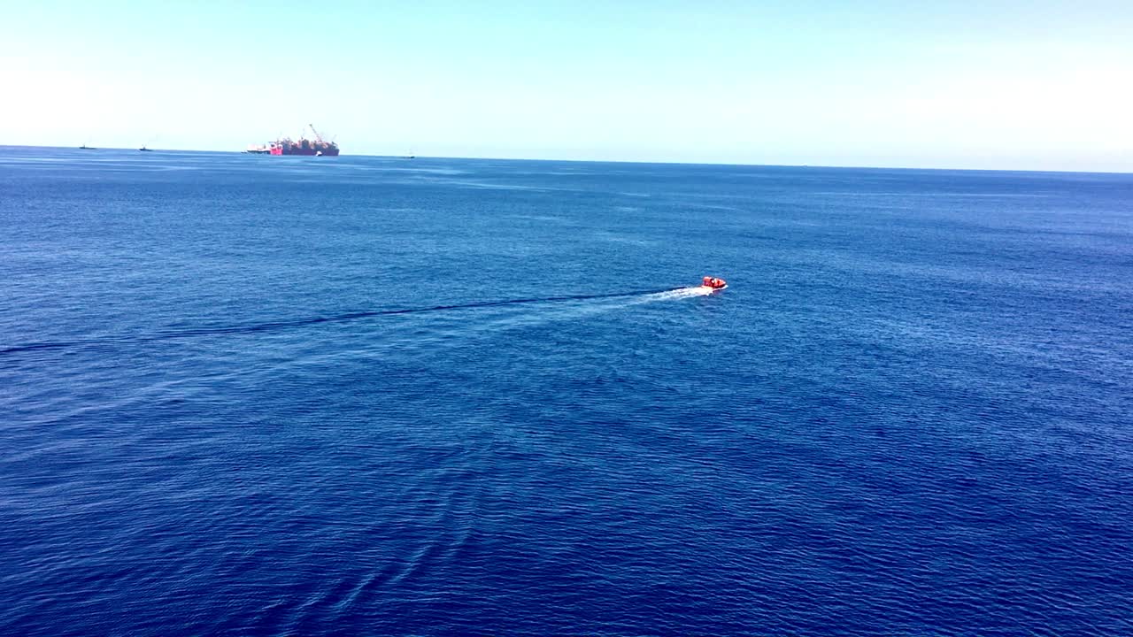 지나가는 작은 밝은 선박의 정적 샷