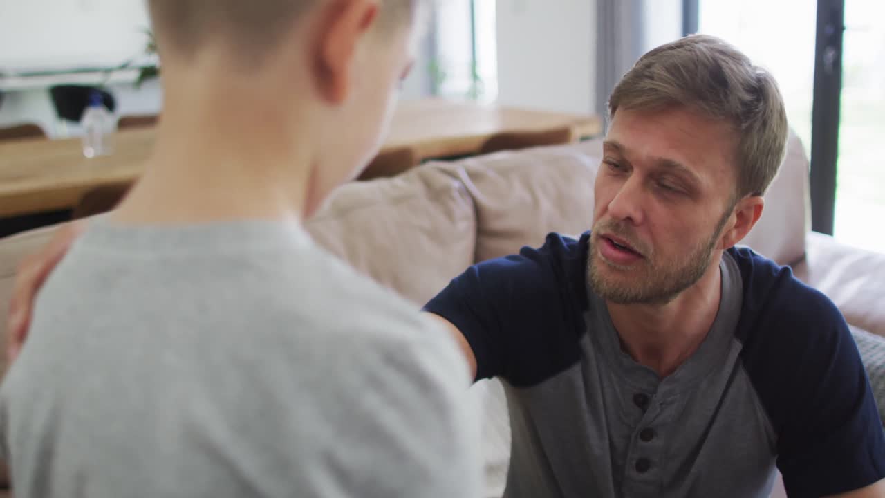 Uomo caucasico che trascorre del tempo insieme a suo figlio