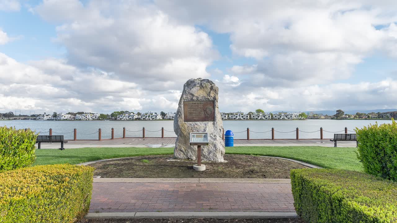 시간 경과:흐린 날 공원에 있는 암석 기념물