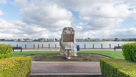 Zeitraffer:-Felsdenkmal-Im-Park-An-Einem-Bewölkten-Tag