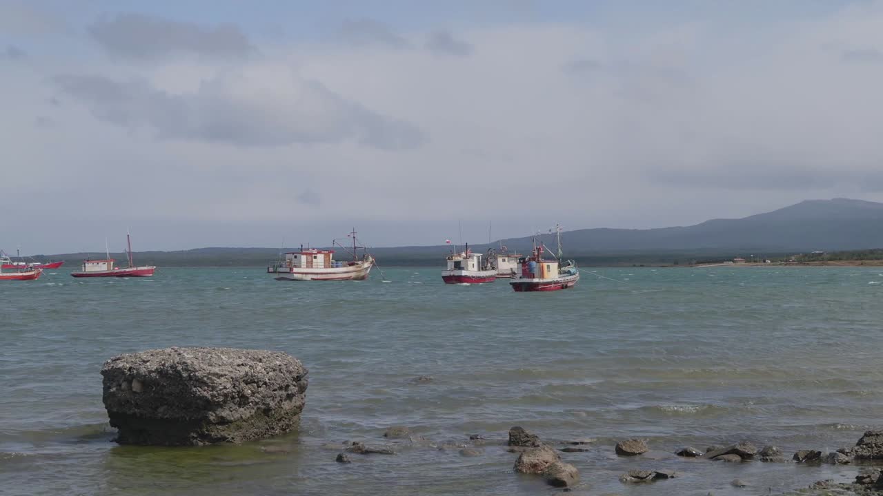 timelapse de los pocos barcos viejos anclados en la bahía de punta arenas, chile