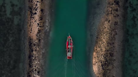 Vuelo-Aéreo-Hasta-Seguir-Arriba-Barco-Pescador-Va-Desde-El-Muelle-Entre-Los-Arrecifes-De-Coral