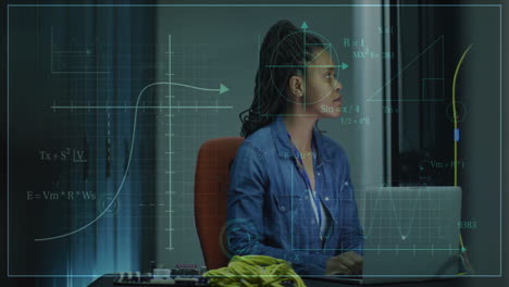 animación de procesamiento de datos científicos sobre una mujer de negocios biracial usando una computadora portátil