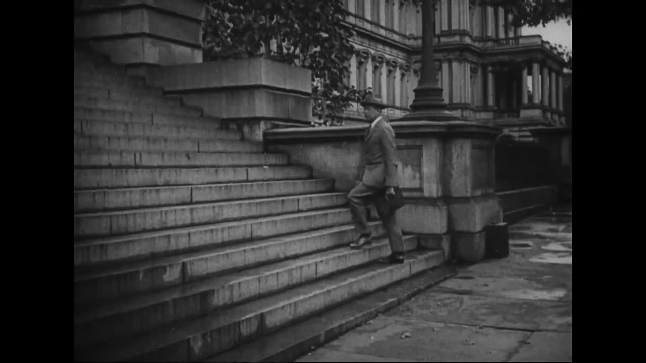 캘빈 쿨리지 행정부의 저명한 관리들에는 드와이트 필리 데이비스 전쟁 장관이 포함되어 있습니다.