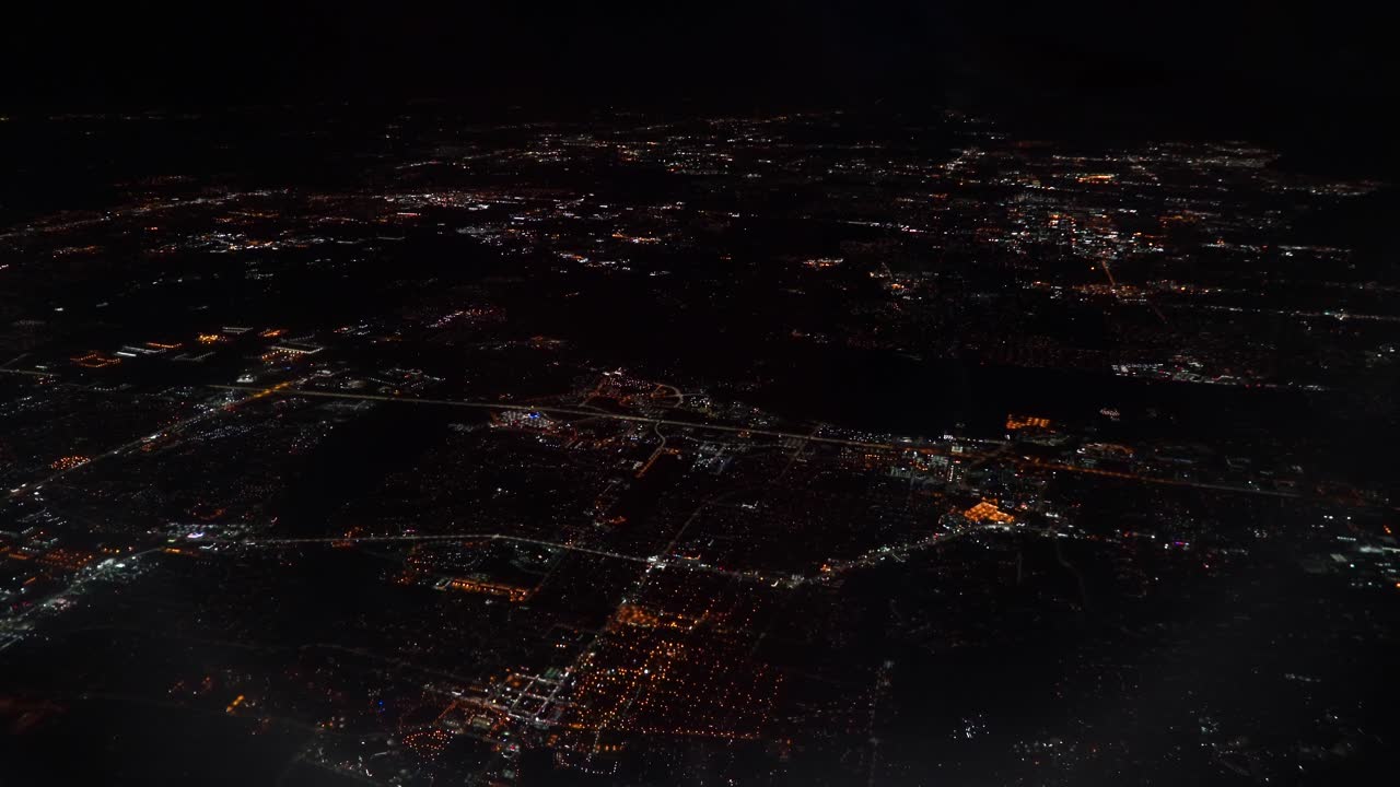 Vista di Chicago di notte dall'alto. Una ripresa da aereo.
