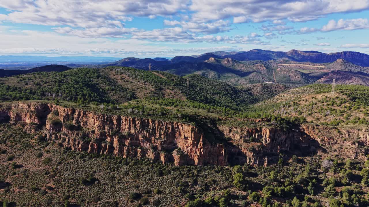 Paesaggio montano in Spagna con alberi verdi e scogliere rocciose