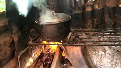 Suppe-Auf-Offenem-Feuer-Kochen