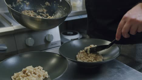 Un-Chef-Profesional-En-Italia-Está-Cocinando-Un-Plato-Tradicional-De-Gressoney,-En-Valle-D&#39;aosta,-Llamado-Chnefflene---02