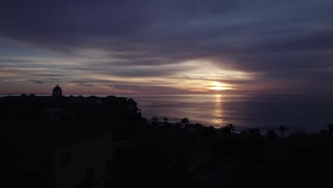 卡博度假村市 (cabo resort city) 的空景, 升到發光的日出天际线和闪闪发光的加利福尼亚湾