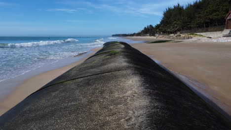 Baja-Retirada-De-Drones,-Geotubo-Colocado-En-La-Orilla-De-La-Playa-Para-Evitar-El-Aumento-Del-Nivel-Del-Mar-Causado-Por-El-Cambio-Climático-Calentamiento-Global