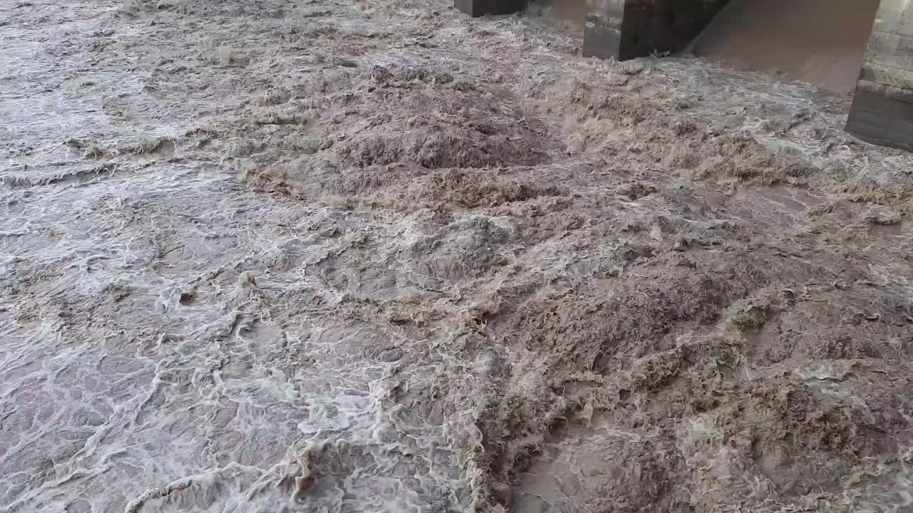 폭우 동안 댐 물 폭우 동안 댐 물