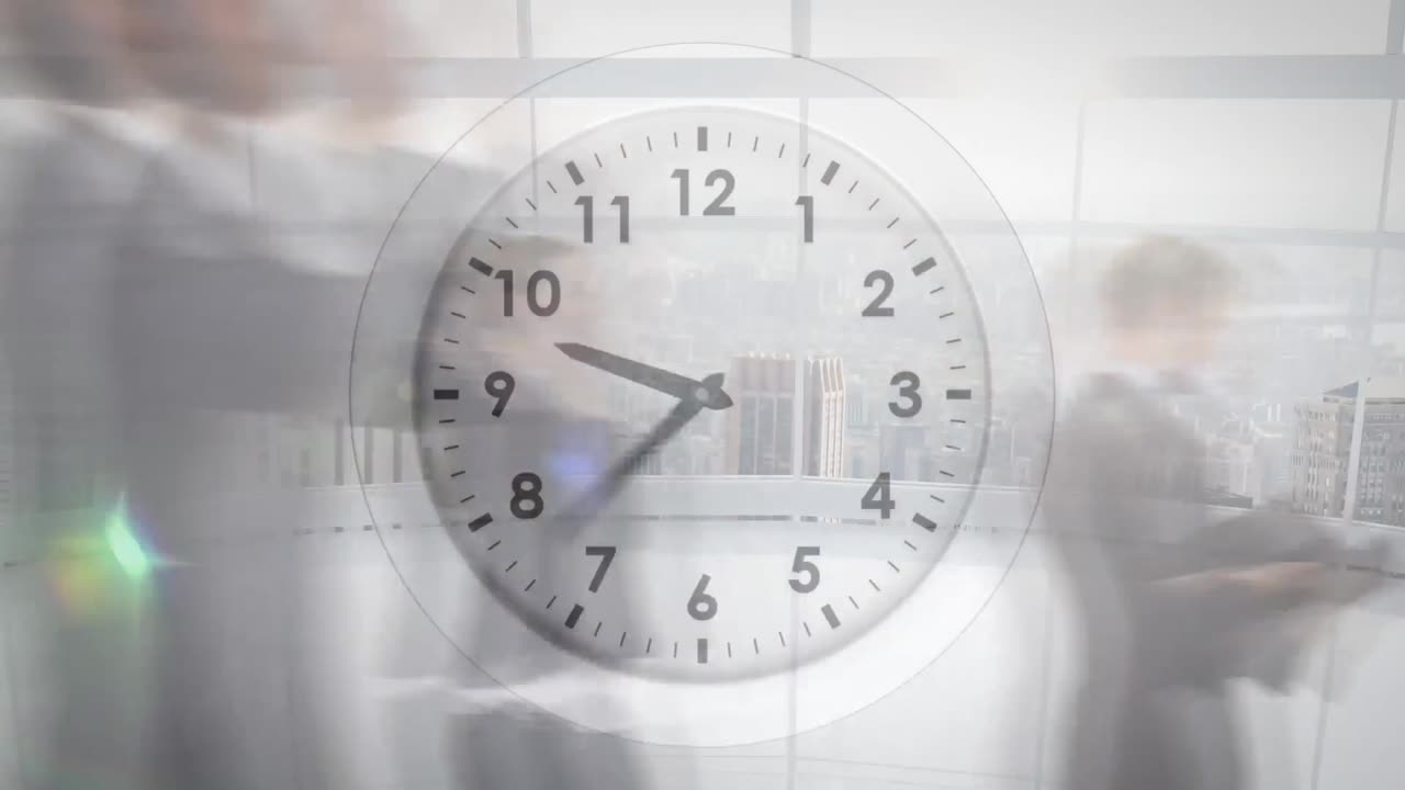 animación del reloj de tic-tac contra el lapso de tiempo de los empresarios que caminan en la oficina