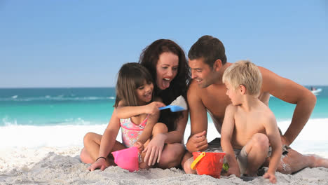 Family-playing-with-the-sand