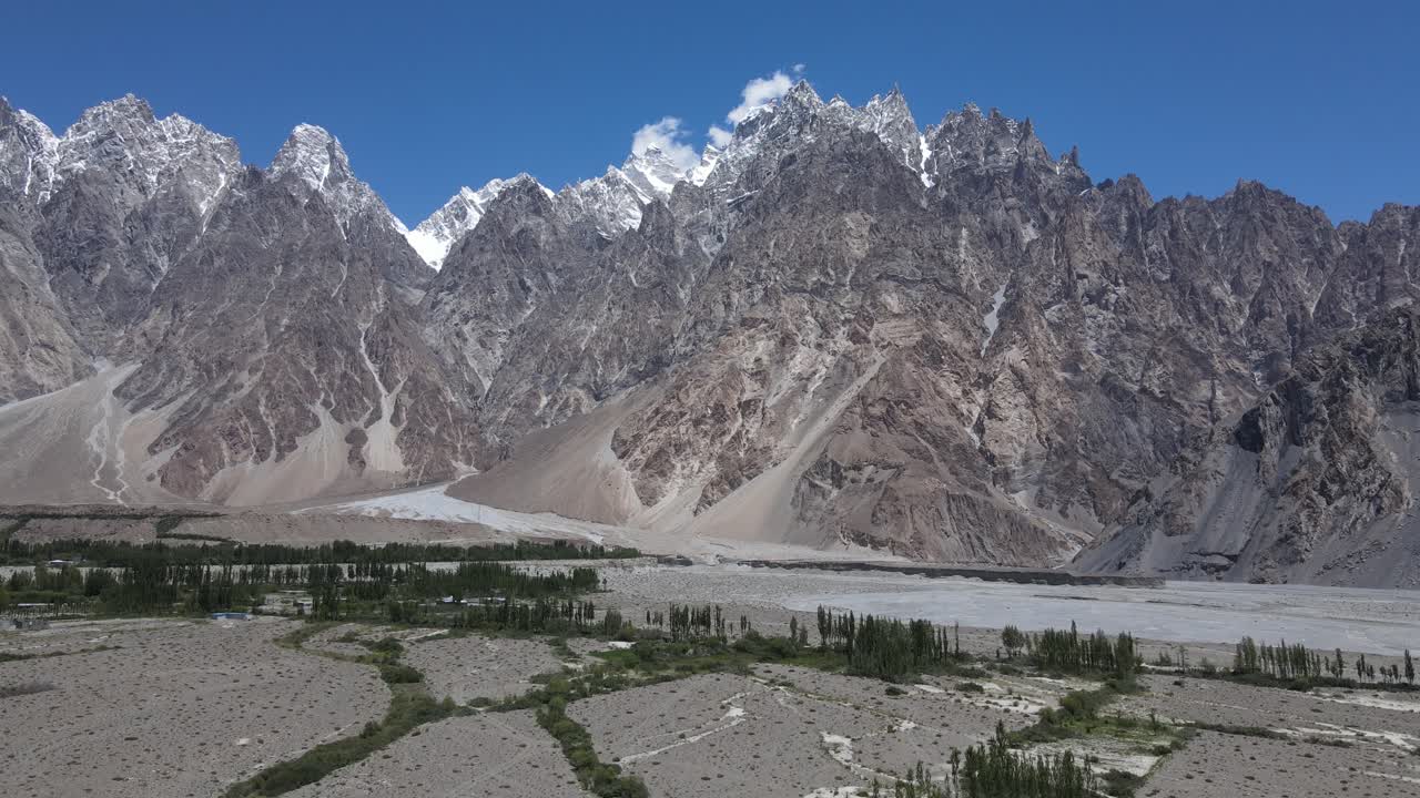 vista aérea de la cordillera en el norte de pakistán, valle de hunza y picos nevados en un día soleado de verano
