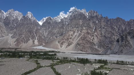 vista aérea de la cordillera en el norte de pakistán, valle de hunza y picos nevados en un día soleado de verano