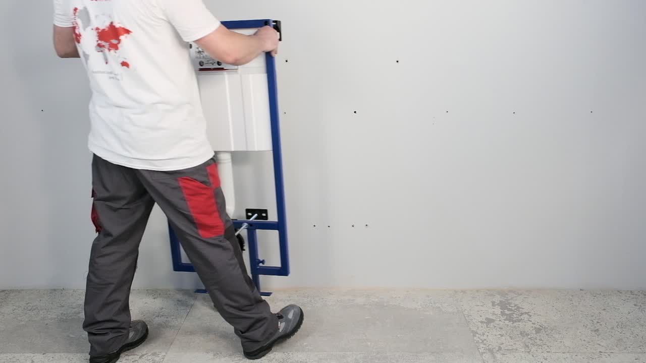 el trabajador que repara e instala el inodoro y descarga utiliza herramientas como alicates y llaves