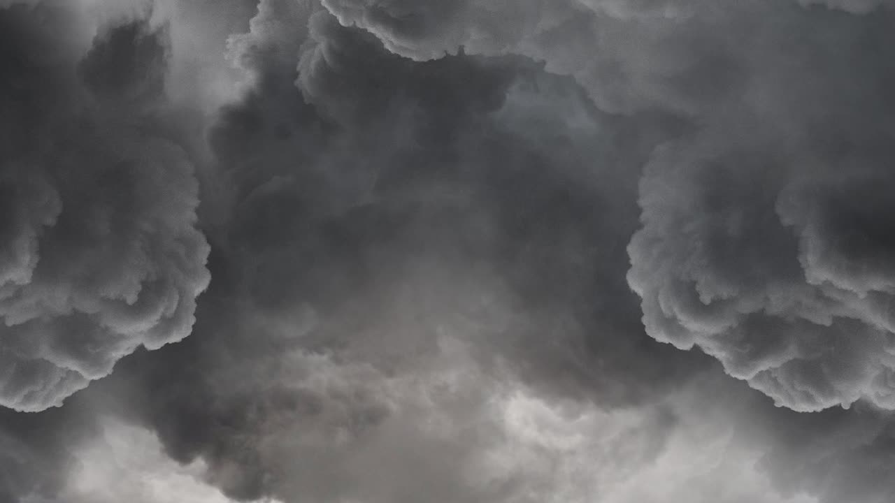 구름과 번개가 어두운 하늘에서 일어나는 폭풍 4k