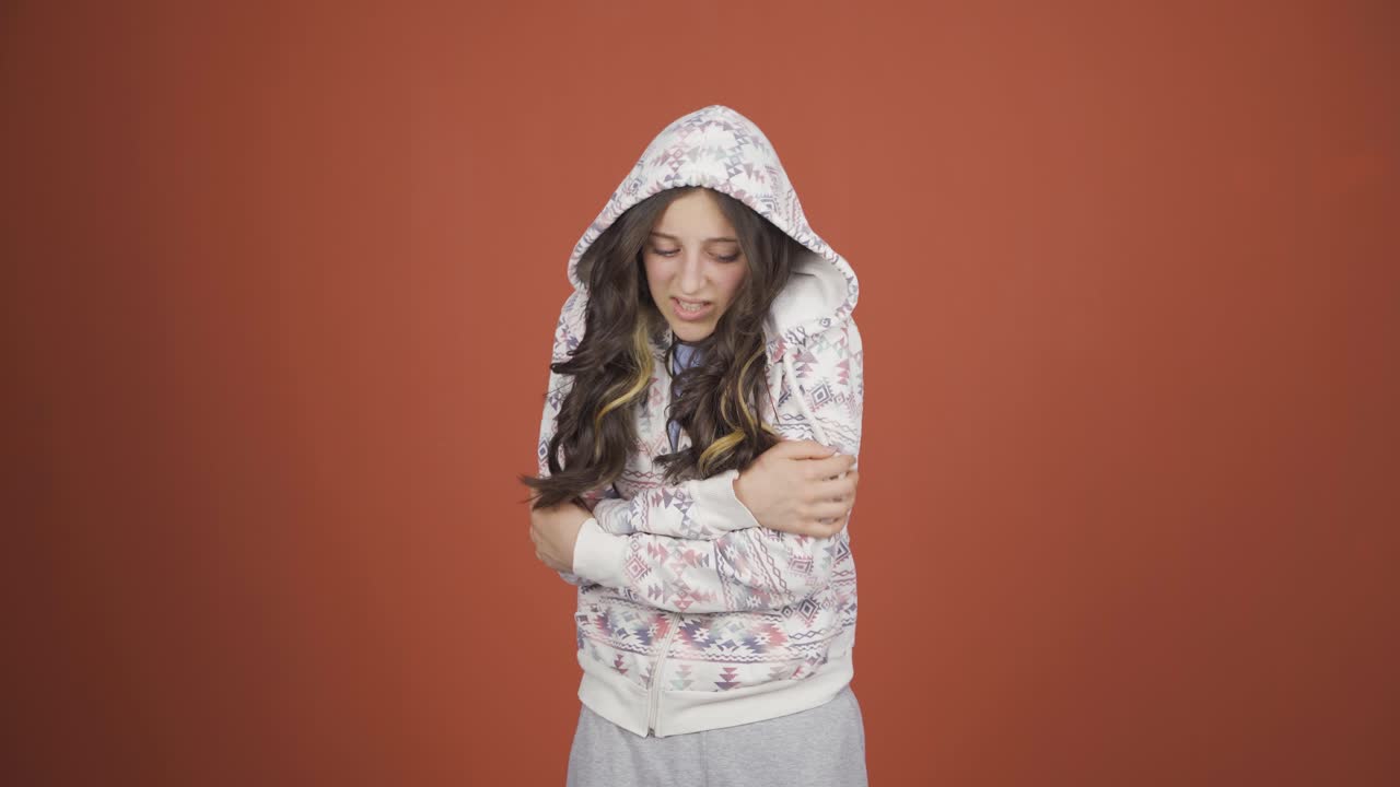 차갑고 떨리는 젊은 여성.